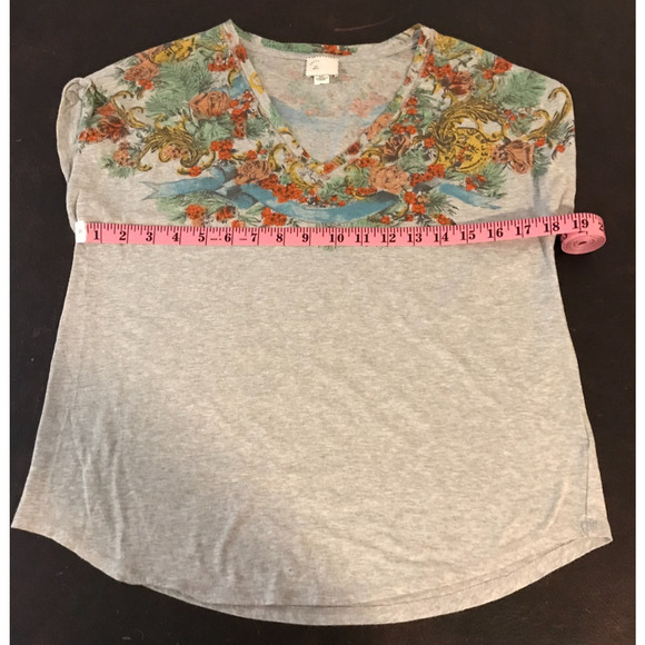 Anthropologie Postmark Gray Floral Print V-Neck Tee - Size Small - Picture 4 of 8